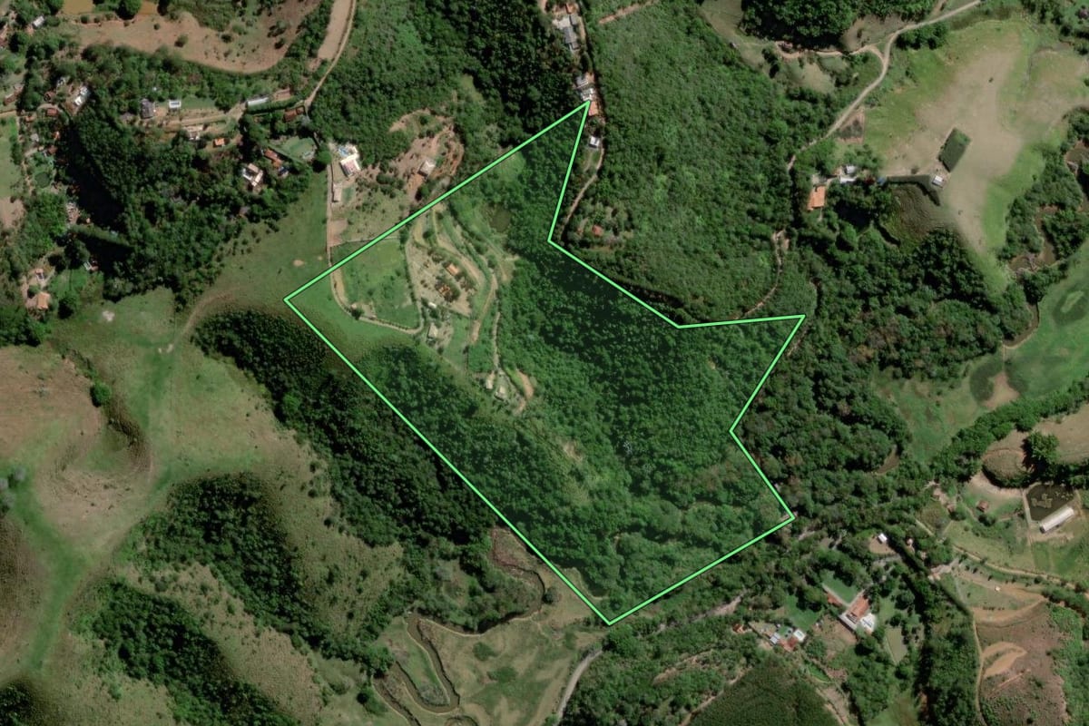 Imagem de satélite do imóvel rural em São José dos Campos (SP), com o contorno declarado no CAR desenhado por cima.