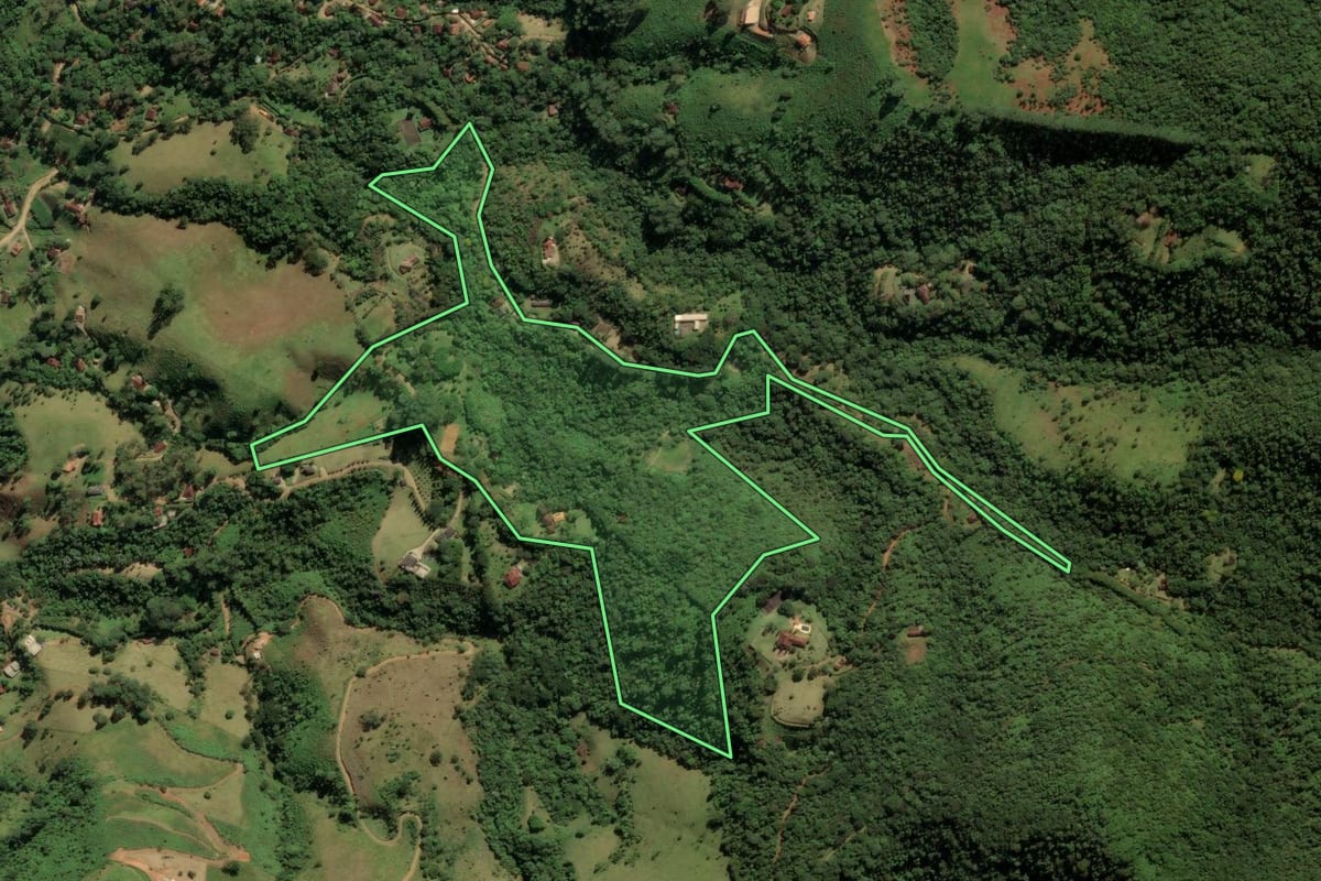 Imagem de satélite do imóvel rural em São José dos Campos (SP), com o contorno declarado no CAR desenhado por cima.
