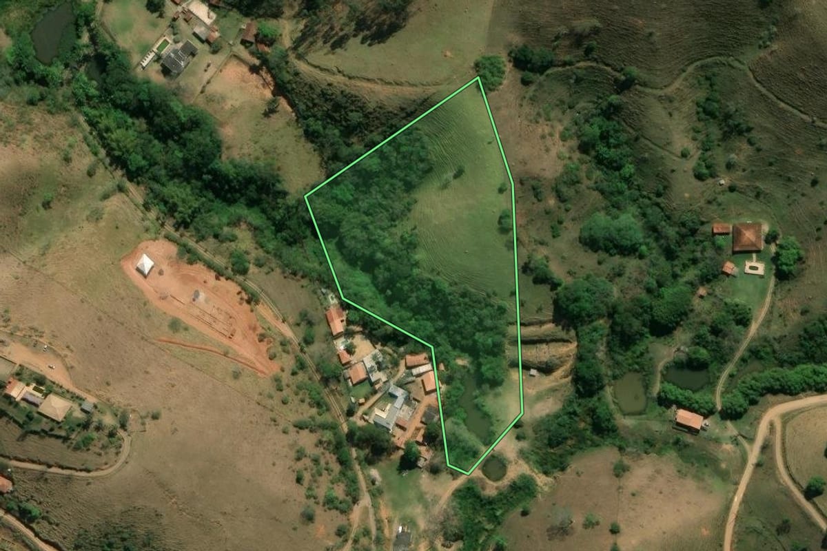 Imagem de satélite do imóvel rural em São José dos Campos (SP), com o contorno declarado no CAR desenhado por cima.