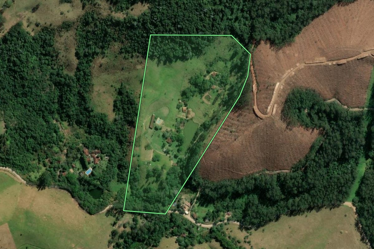 Imagem de satélite do imóvel rural em São José dos Campos (SP), com o contorno declarado no CAR desenhado por cima.