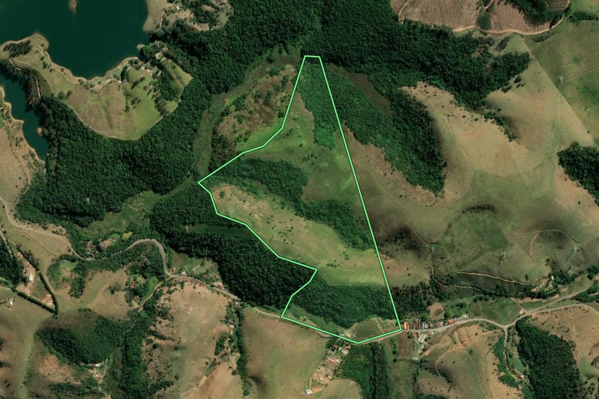 Imagem de satélite do imóvel rural em São José dos Campos (SP), com o contorno declarado no CAR desenhado por cima.