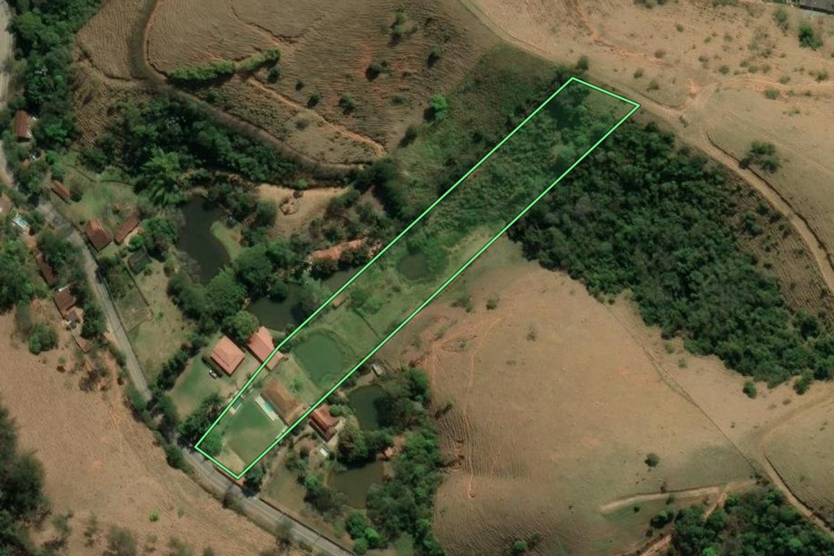 Imagem de satélite do imóvel rural em São José dos Campos (SP), com o contorno declarado no CAR desenhado por cima.