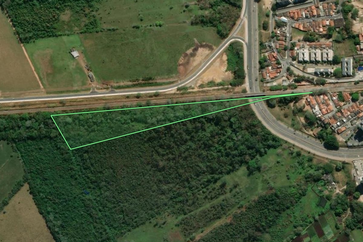 Imagem de satélite do imóvel rural em São José dos Campos (SP), com o contorno declarado no CAR desenhado por cima.