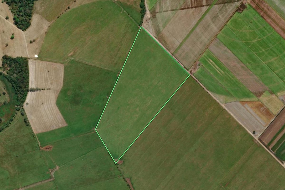 Imagem de satélite do imóvel rural em São José dos Campos (SP), com o contorno declarado no CAR desenhado por cima.