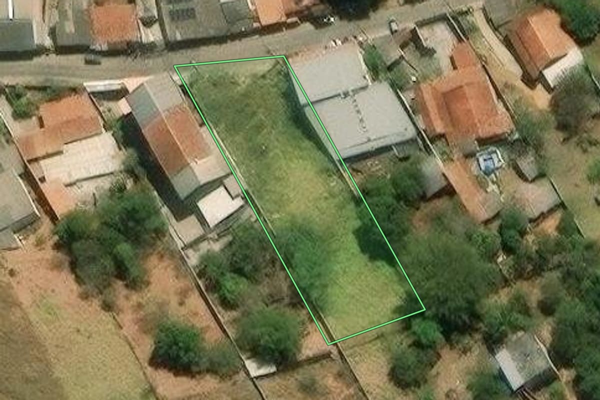 Imagem de satélite do imóvel rural em São José dos Campos (SP), com o contorno declarado no CAR desenhado por cima.
