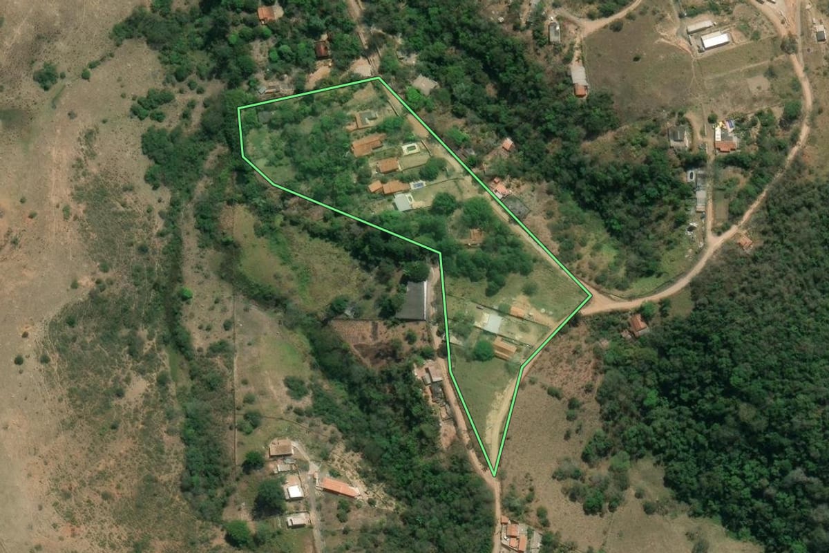 Imagem de satélite do imóvel rural em São José dos Campos (SP), com o contorno declarado no CAR desenhado por cima.