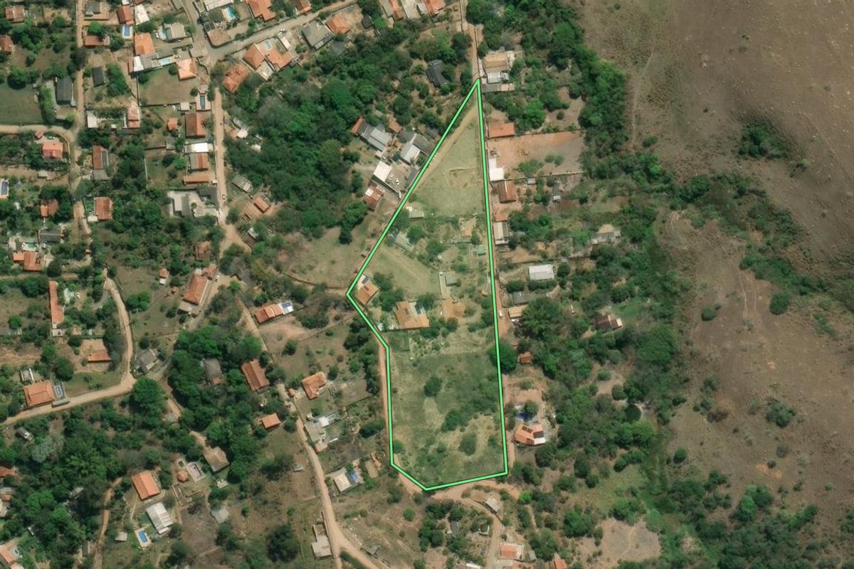 Imagem de satélite do imóvel rural em São José dos Campos (SP), com o contorno declarado no CAR desenhado por cima.