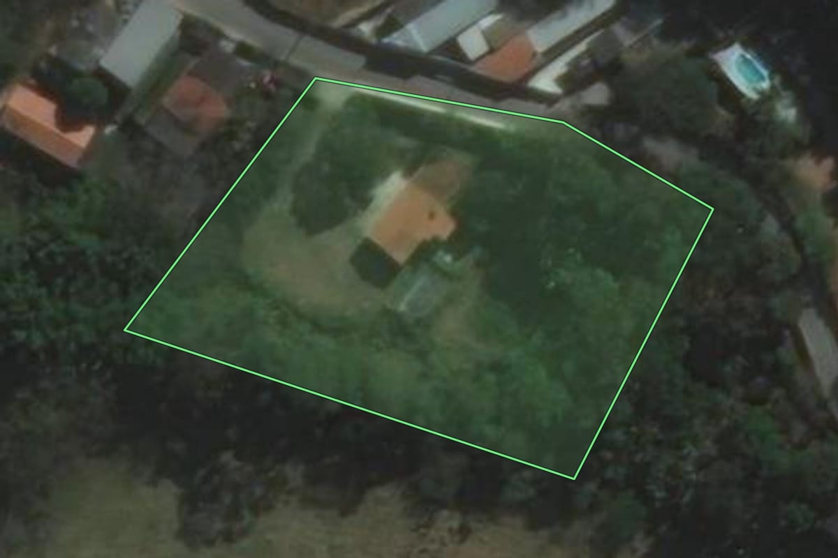 Imagem de satélite do imóvel rural em São José dos Campos (SP), com o contorno declarado no CAR desenhado por cima.