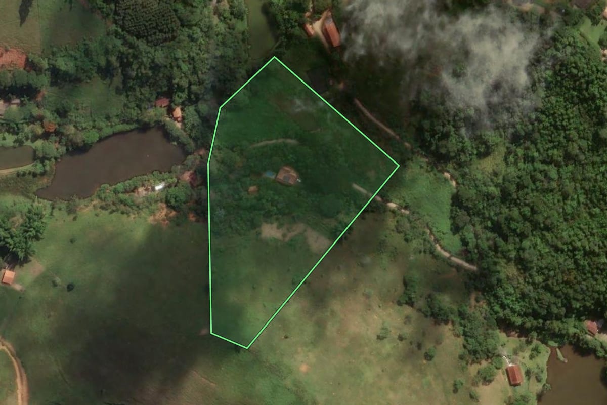 Imagem de satélite do imóvel rural em São José dos Campos (SP), com o contorno declarado no CAR desenhado por cima.