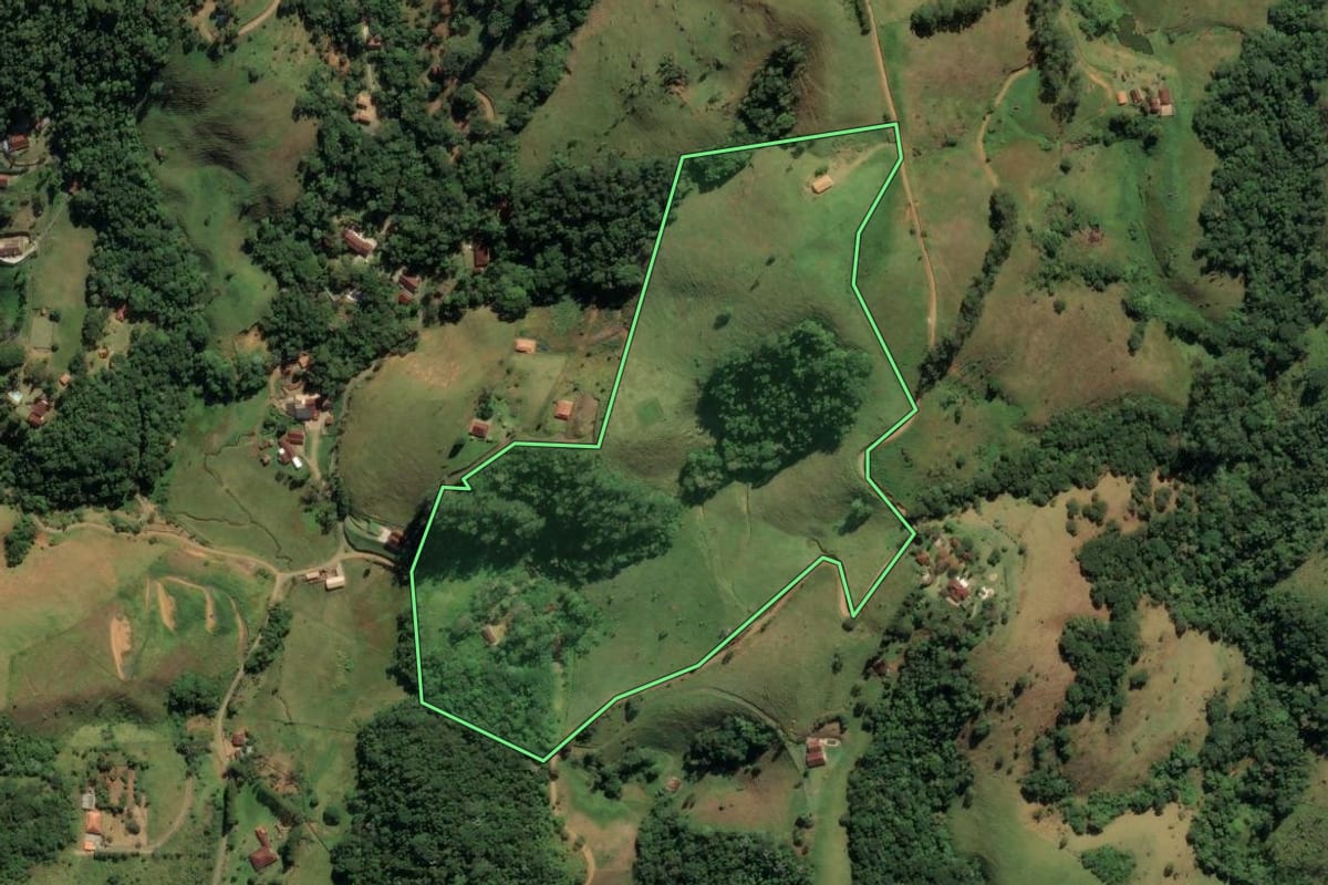 Imagem de satélite do imóvel rural em São José dos Campos (SP), com o contorno declarado no CAR desenhado por cima.