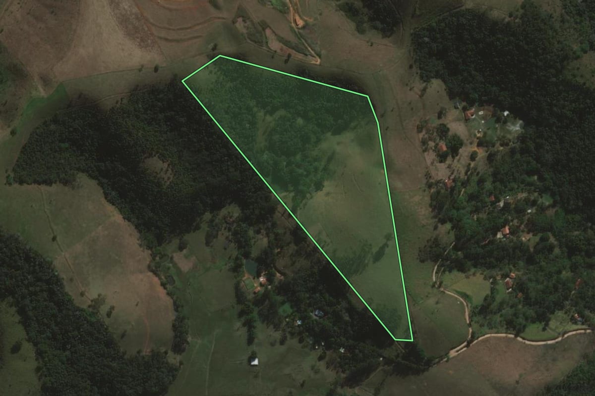 Imagem de satélite do imóvel rural em São José dos Campos (SP), com o contorno declarado no CAR desenhado por cima.