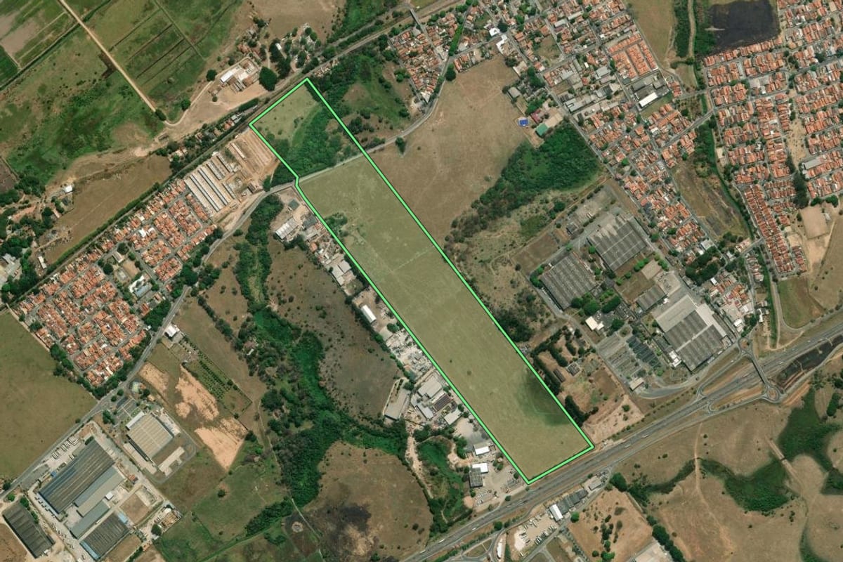 Imagem de satélite do imóvel rural em São José dos Campos (SP), com o contorno declarado no CAR desenhado por cima.