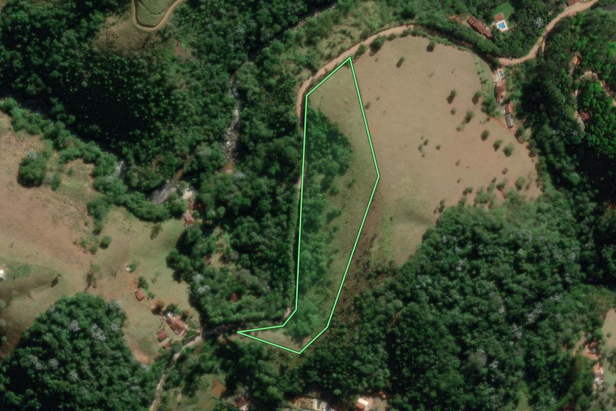 Imagem de satélite do imóvel rural em São José dos Campos (SP), com o contorno declarado no CAR desenhado por cima.