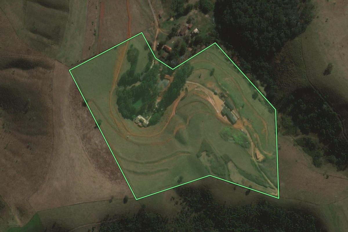 Imagem de satélite do imóvel rural em São José dos Campos (SP), com o contorno declarado no CAR desenhado por cima.