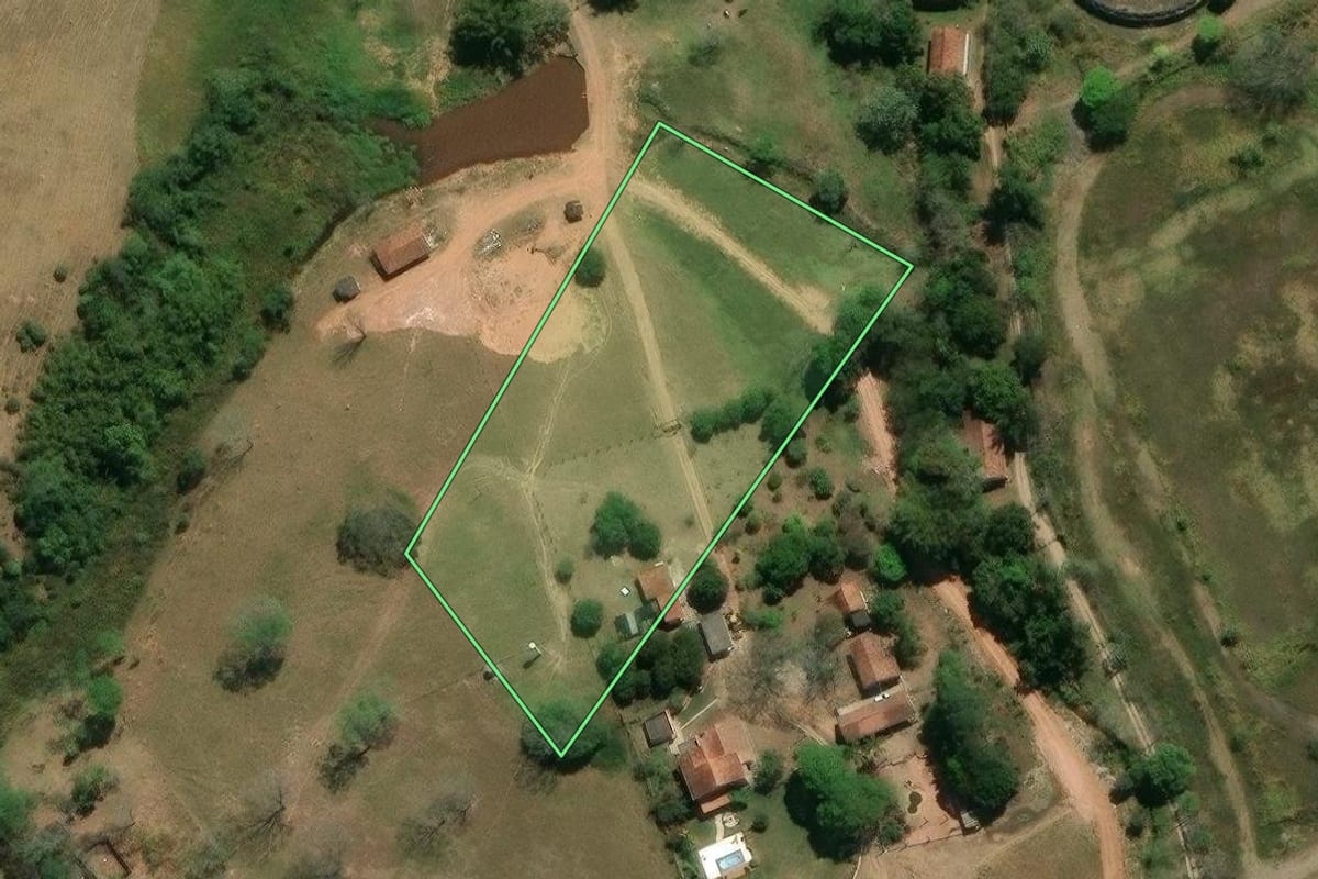 Imagem de satélite do imóvel rural em São José dos Campos (SP), com o contorno declarado no CAR desenhado por cima.