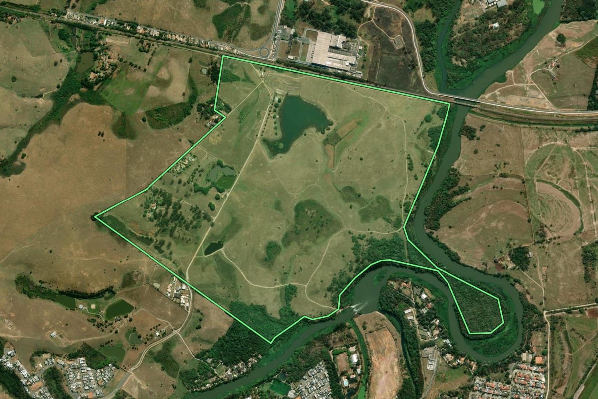 Imagem de satélite do imóvel rural em São José dos Campos (SP), com o contorno declarado no CAR desenhado por cima.