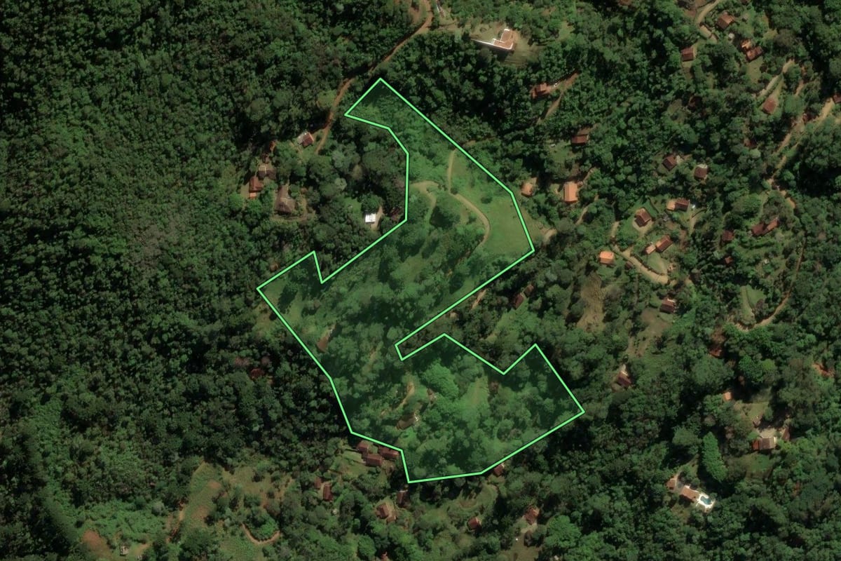 Imagem de satélite do imóvel rural em São José dos Campos (SP), com o contorno declarado no CAR desenhado por cima.