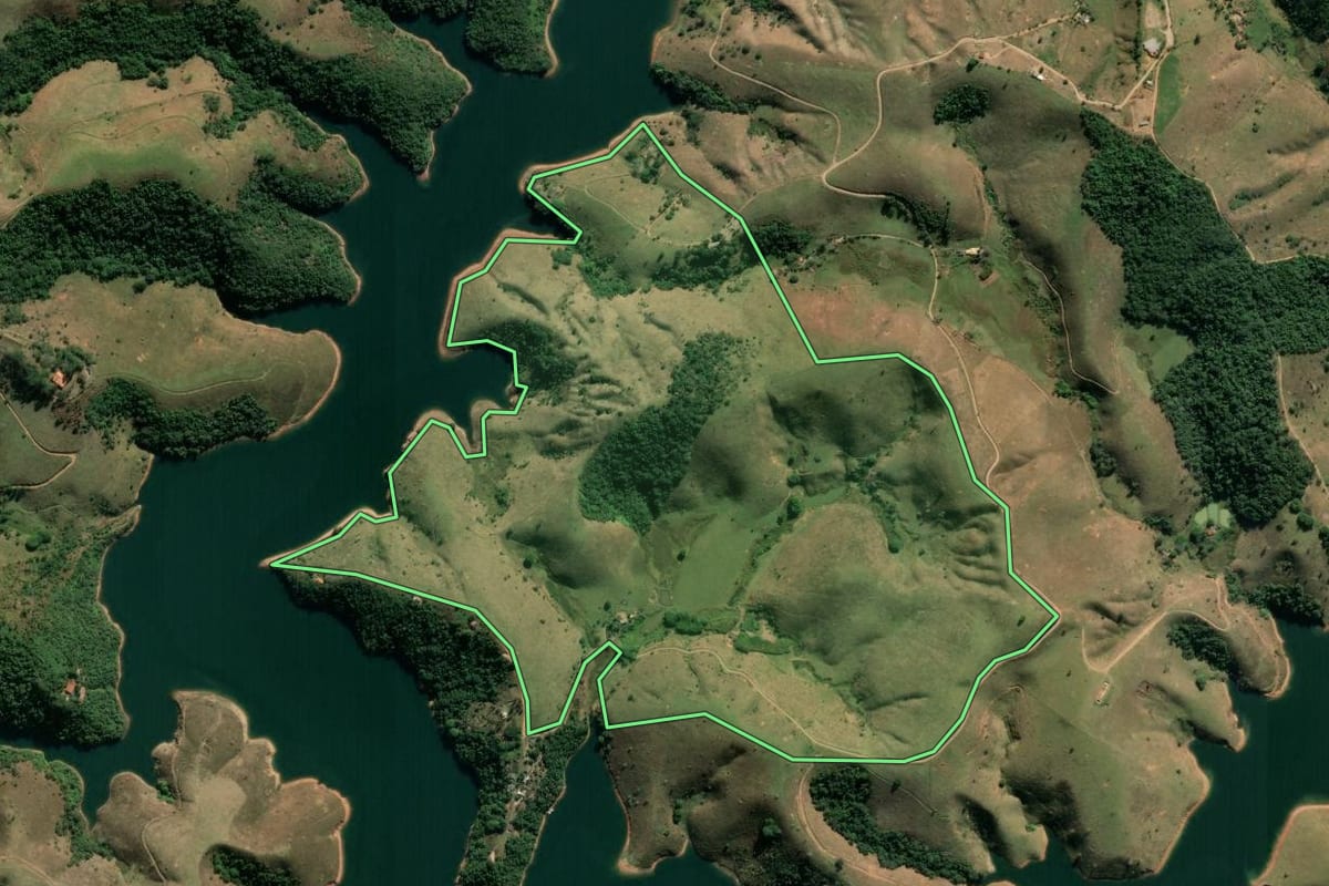 Imagem de satélite do imóvel rural em São José dos Campos (SP), com o contorno declarado no CAR desenhado por cima.