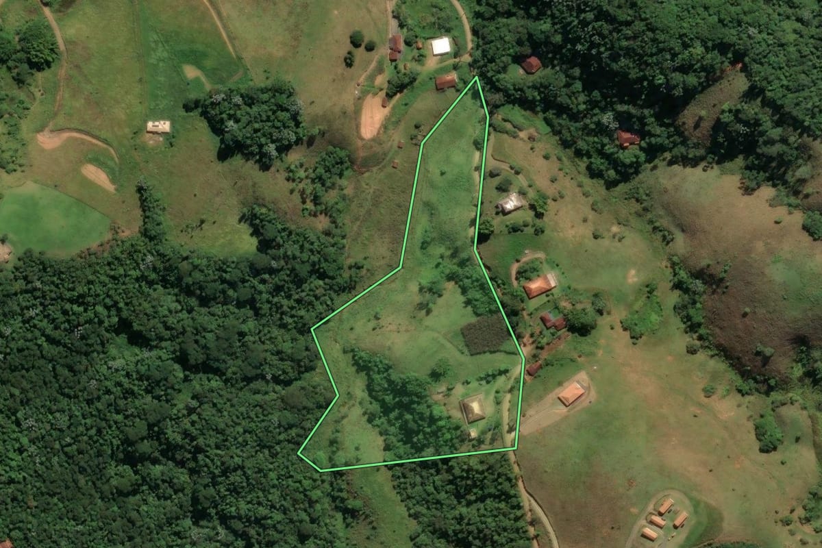 Imagem de satélite do imóvel rural em São José dos Campos (SP), com o contorno declarado no CAR desenhado por cima.
