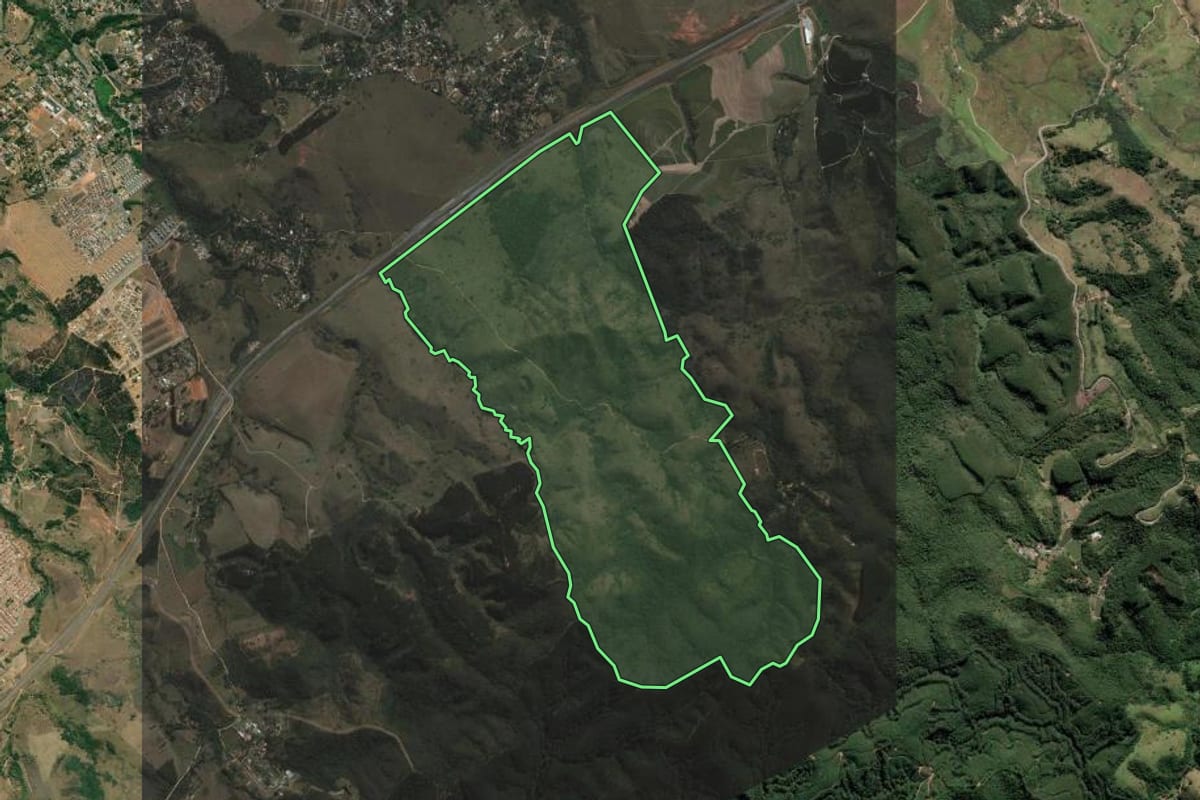 Imagem de satélite do imóvel rural em São José dos Campos (SP), com o contorno declarado no CAR desenhado por cima.