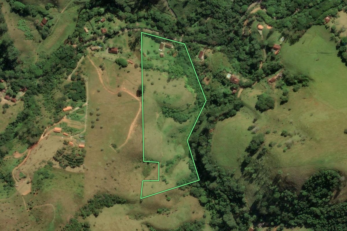 Imagem de satélite do imóvel rural em São José dos Campos (SP), com o contorno declarado no CAR desenhado por cima.