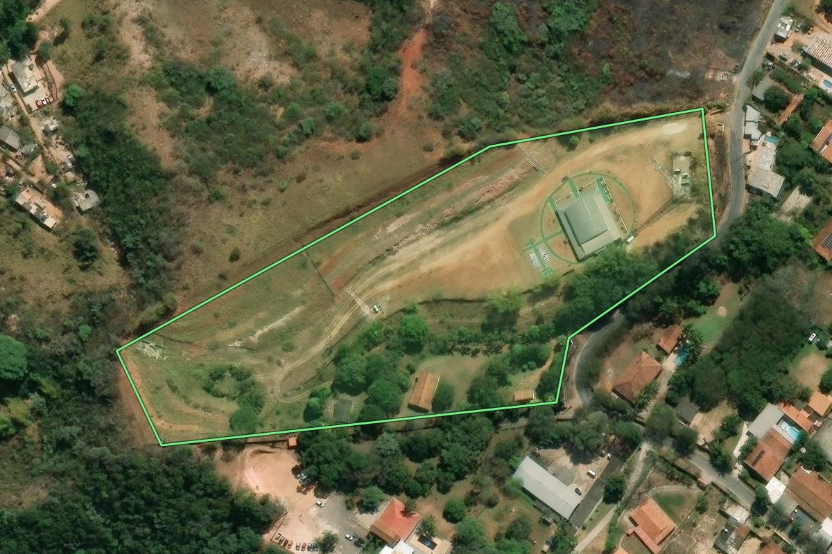 Imagem de satélite do imóvel rural em São José dos Campos (SP), com o contorno declarado no CAR desenhado por cima.