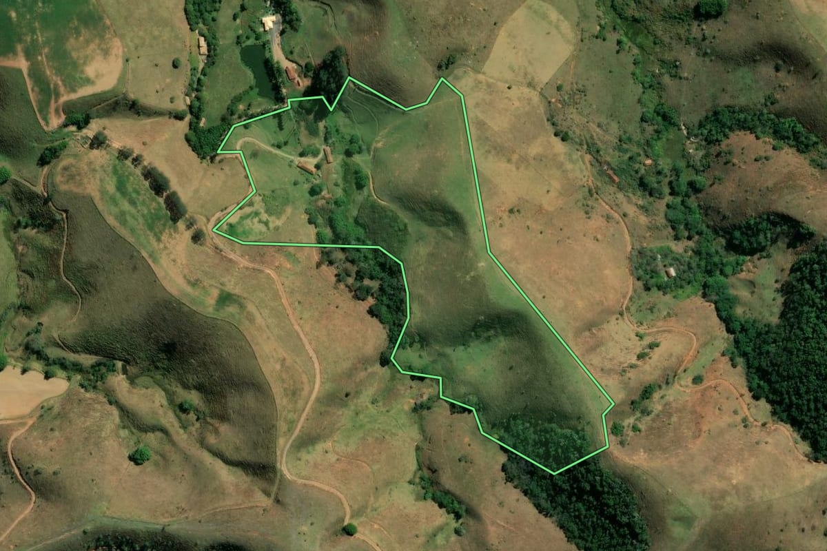 Imagem de satélite do imóvel rural em São José dos Campos (SP), com o contorno declarado no CAR desenhado por cima.