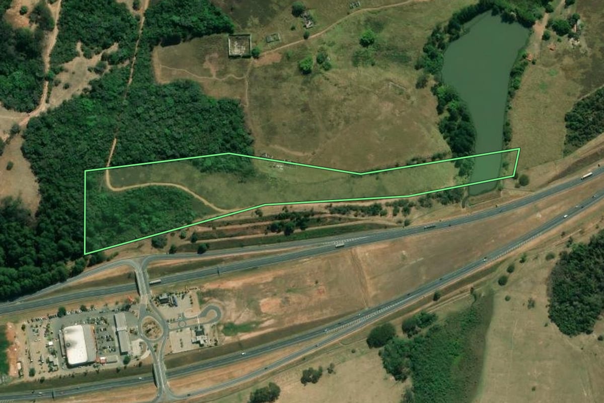 Imagem de satélite do imóvel rural em São José dos Campos (SP), com o contorno declarado no CAR desenhado por cima.