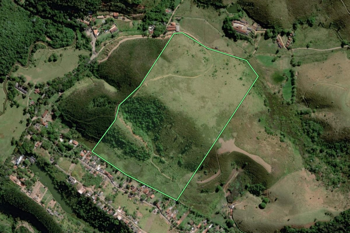 Imagem de satélite do imóvel rural em São José dos Campos (SP), com o contorno declarado no CAR desenhado por cima.