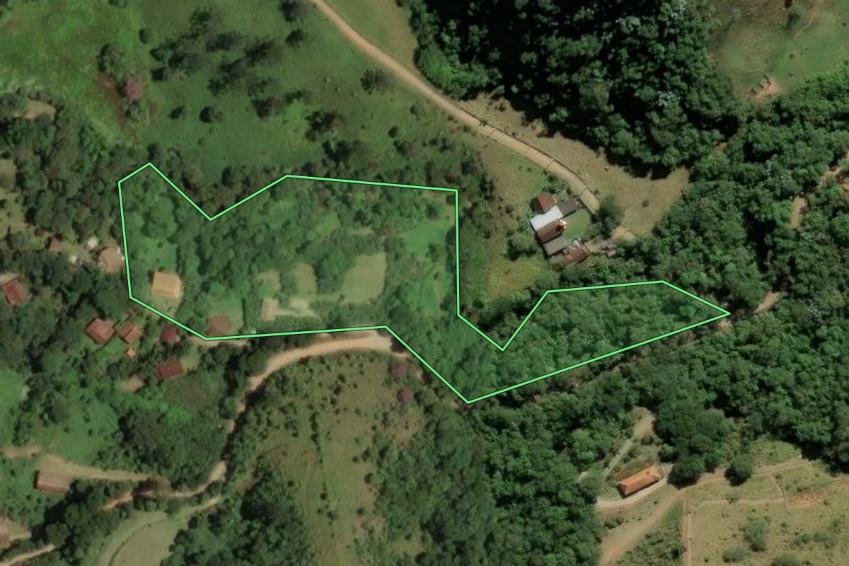 Imagem de satélite do imóvel rural em São José dos Campos (SP), com o contorno declarado no CAR desenhado por cima.