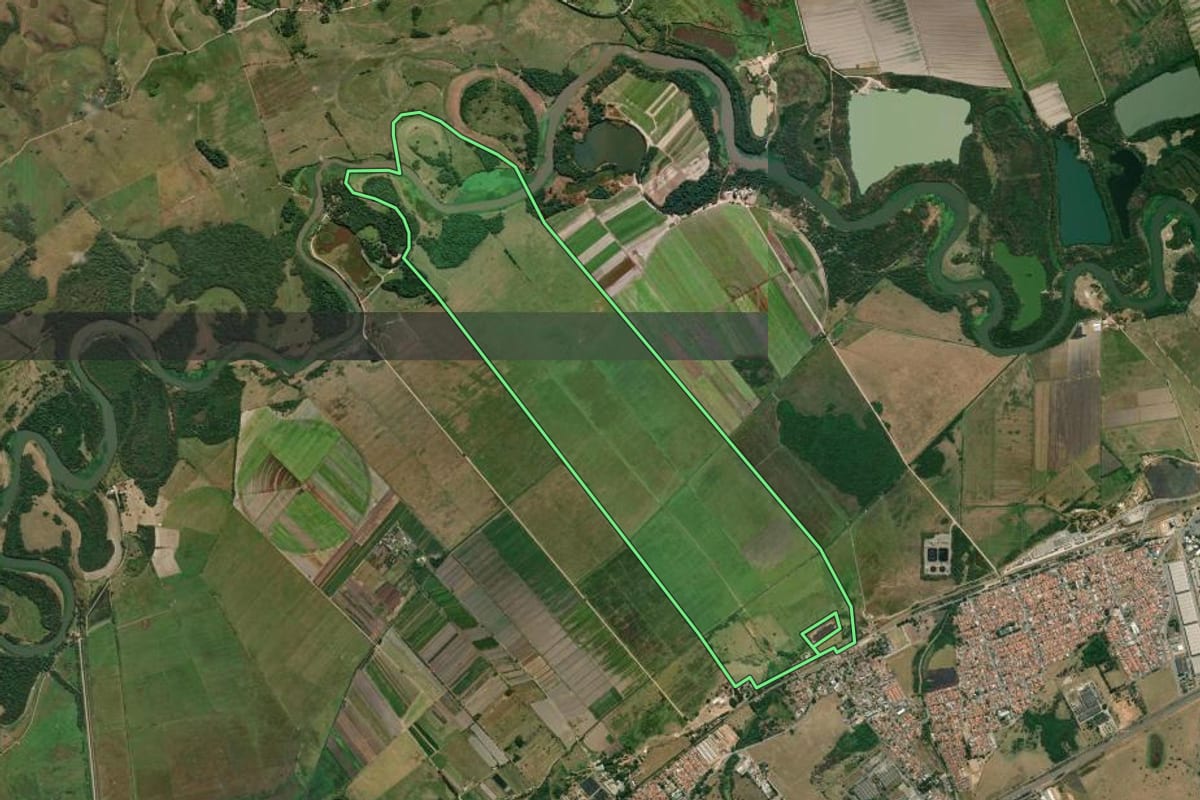Imagem de satélite do imóvel rural em São José dos Campos (SP), com o contorno declarado no CAR desenhado por cima.