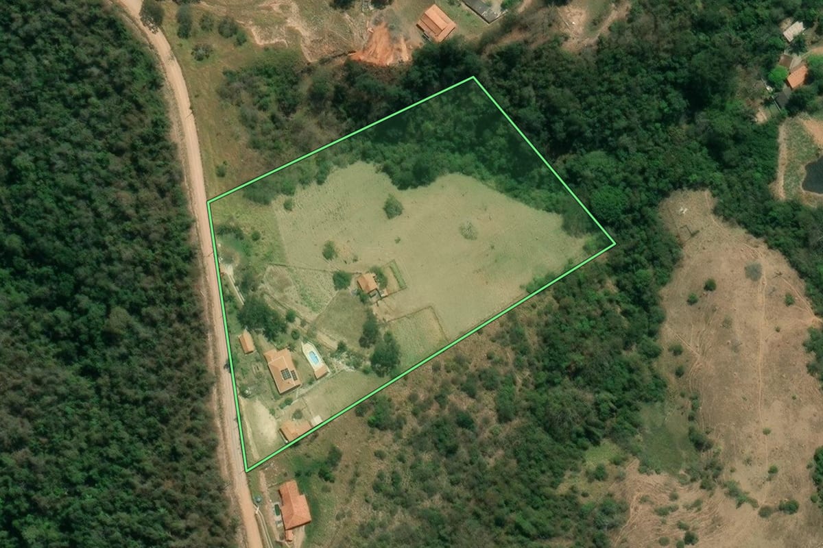 Imagem de satélite do imóvel rural em São José dos Campos (SP), com o contorno declarado no CAR desenhado por cima.