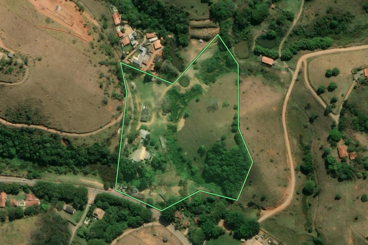 Imagem de satélite do imóvel rural em São José dos Campos (SP), com o contorno declarado no CAR desenhado por cima.