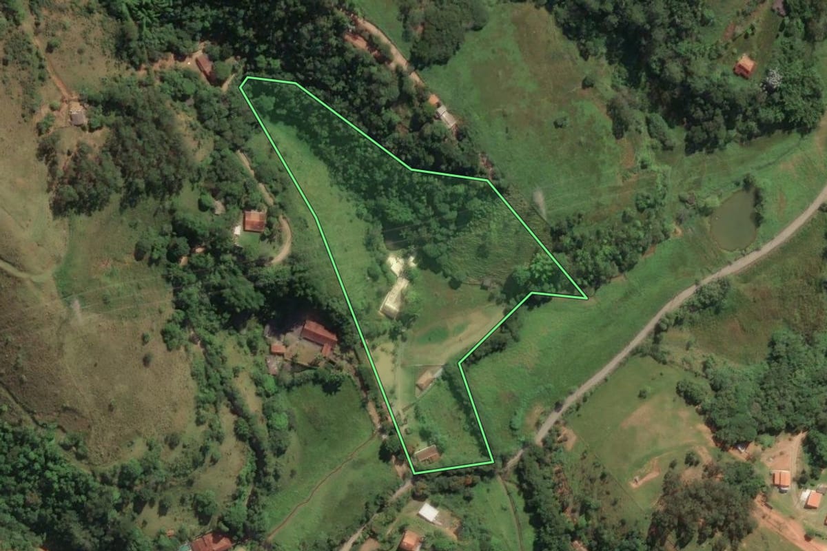 Imagem de satélite do imóvel rural em São José dos Campos (SP), com o contorno declarado no CAR desenhado por cima.