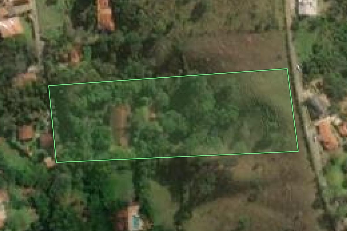 Imagem de satélite do imóvel rural em São José dos Campos (SP), com o contorno declarado no CAR desenhado por cima.