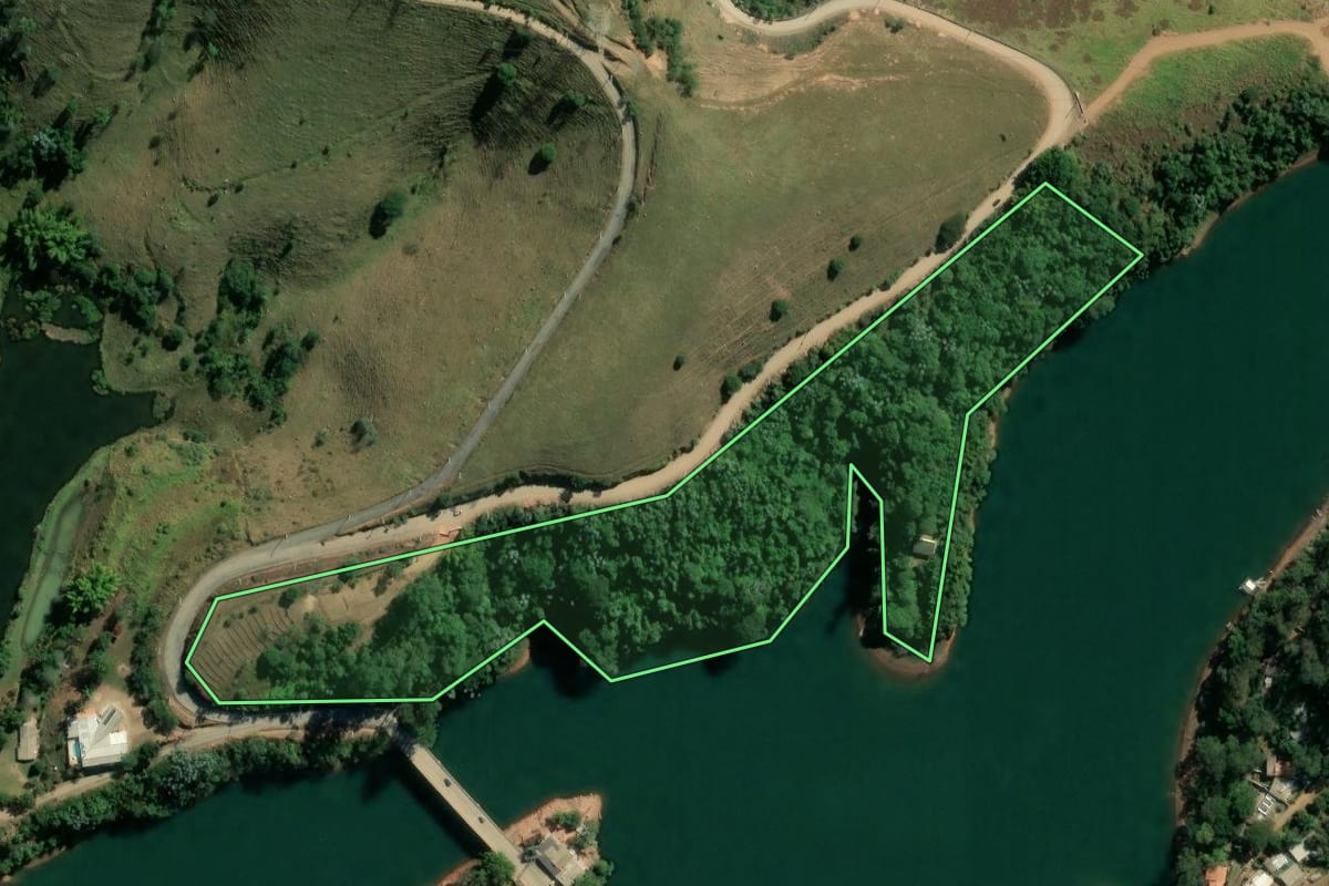 Imagem de satélite do imóvel rural em São José dos Campos (SP), com o contorno declarado no CAR desenhado por cima.