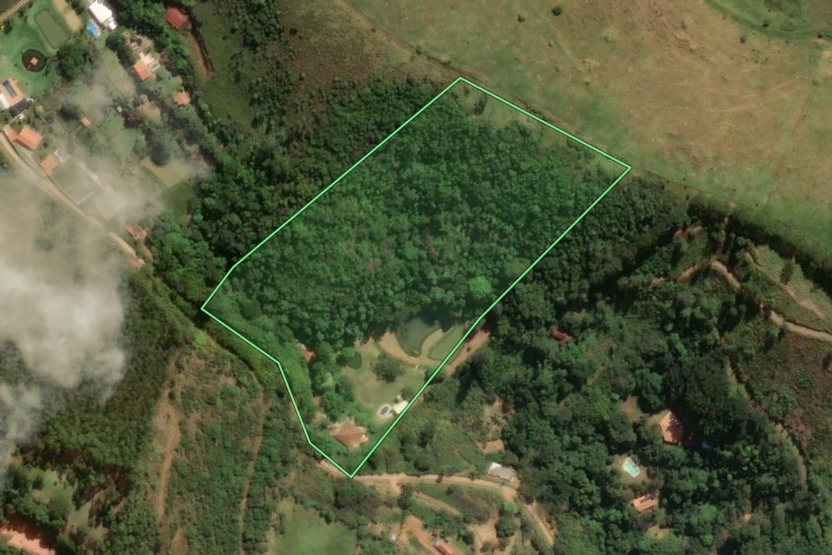 Imagem de satélite do imóvel rural em São José dos Campos (SP), com o contorno declarado no CAR desenhado por cima.