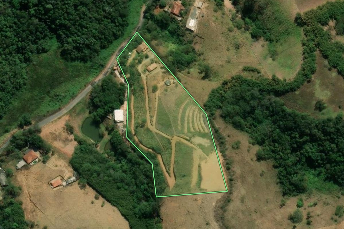 Imagem de satélite do imóvel rural em São José dos Campos (SP), com o contorno declarado no CAR desenhado por cima.