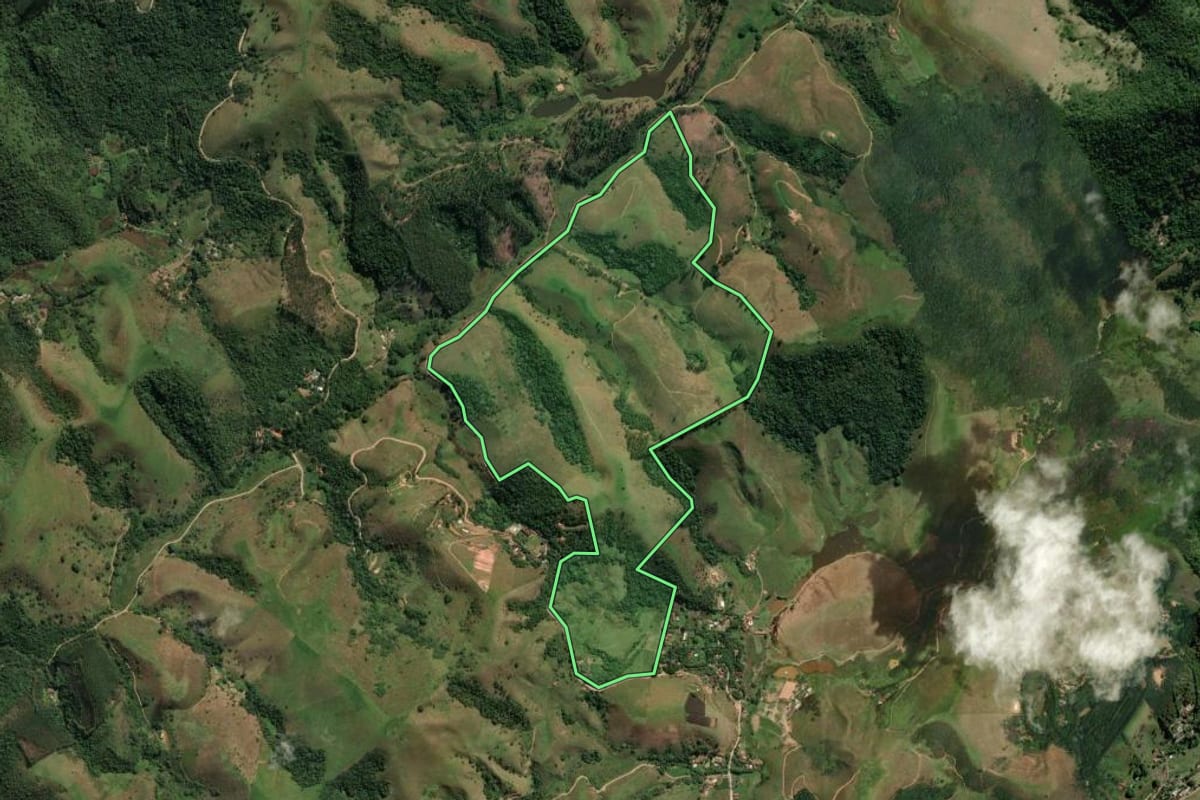 Imagem de satélite do imóvel rural em São José dos Campos (SP), com o contorno declarado no CAR desenhado por cima.