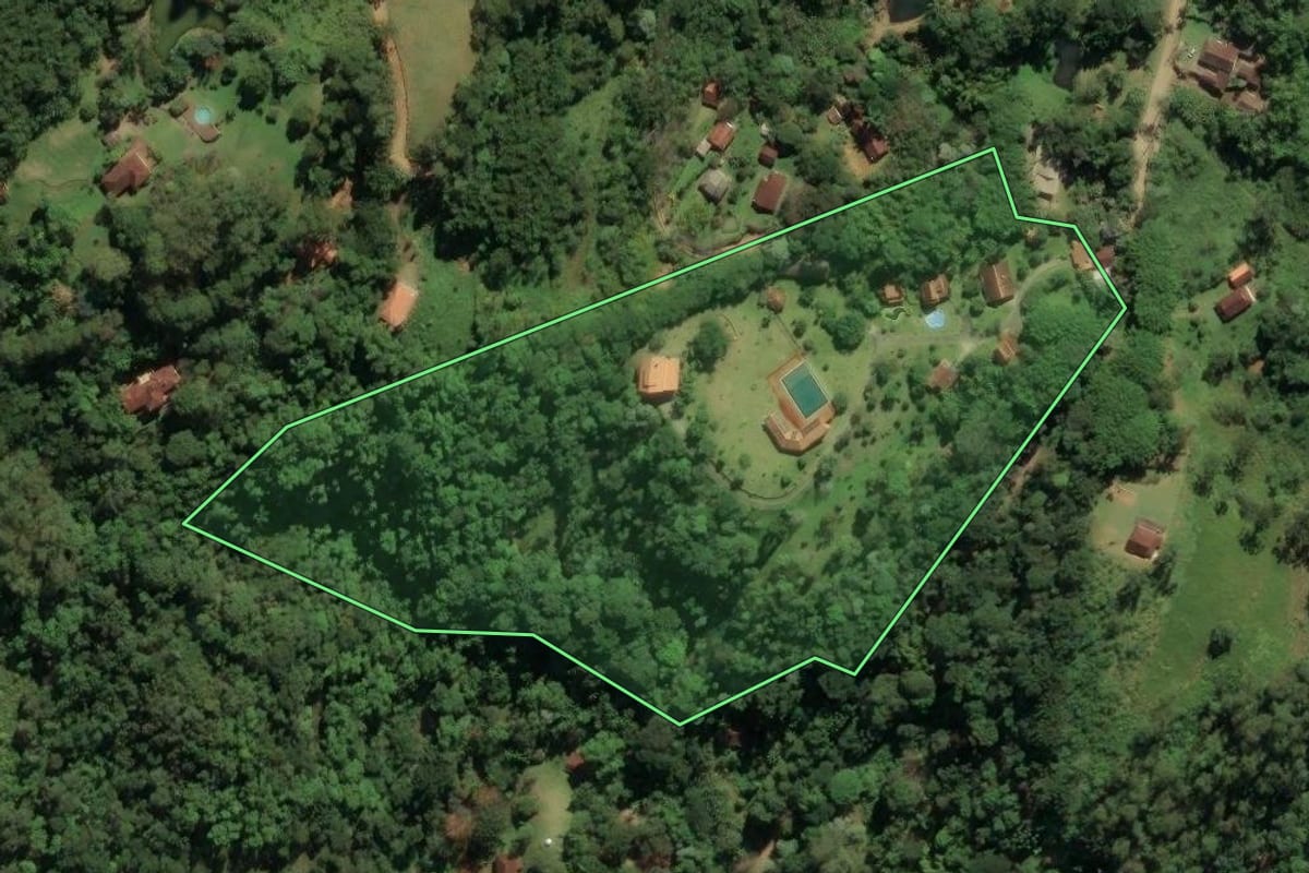 Imagem de satélite do imóvel rural em São José dos Campos (SP), com o contorno declarado no CAR desenhado por cima.