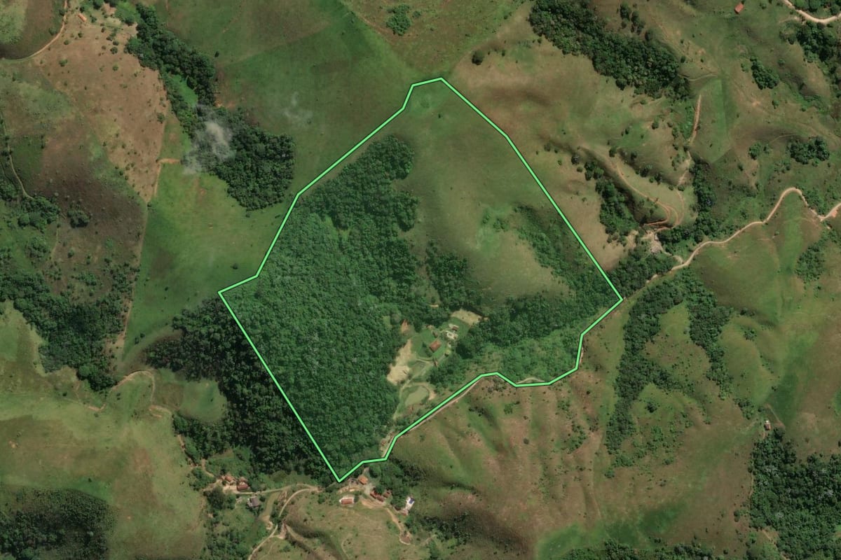 Imagem de satélite do imóvel rural em São José dos Campos (SP), com o contorno declarado no CAR desenhado por cima.
