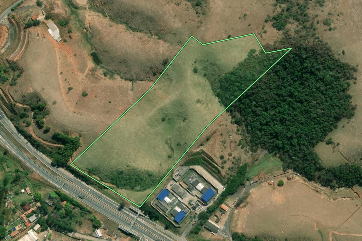 Imagem de satélite do imóvel rural em São José dos Campos (SP), com o contorno declarado no CAR desenhado por cima.
