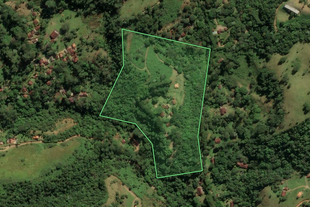 Imagem de satélite do imóvel rural em São José dos Campos (SP), com o contorno declarado no CAR desenhado por cima.