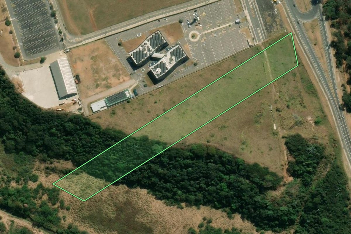 Imagem de satélite do imóvel rural em São José dos Campos (SP), com o contorno declarado no CAR desenhado por cima.