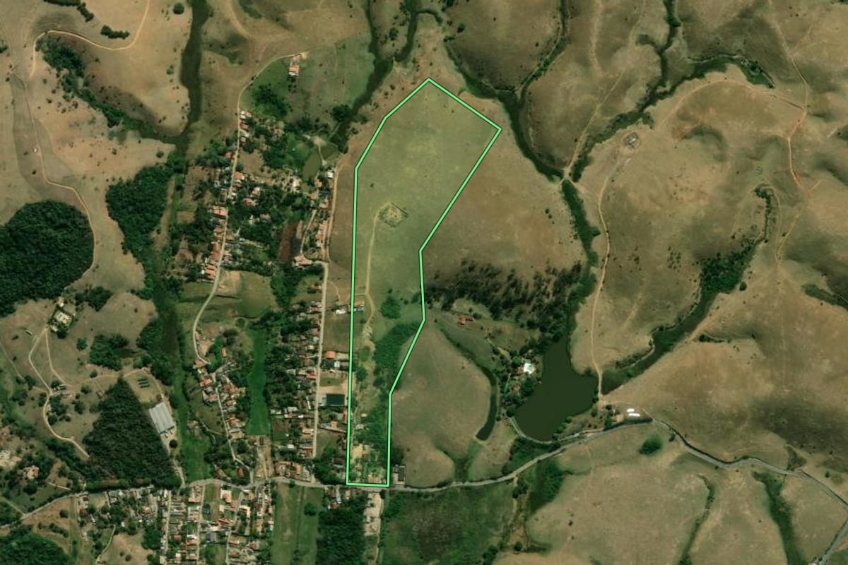 Imagem de satélite do imóvel rural em São José dos Campos (SP), com o contorno declarado no CAR desenhado por cima.