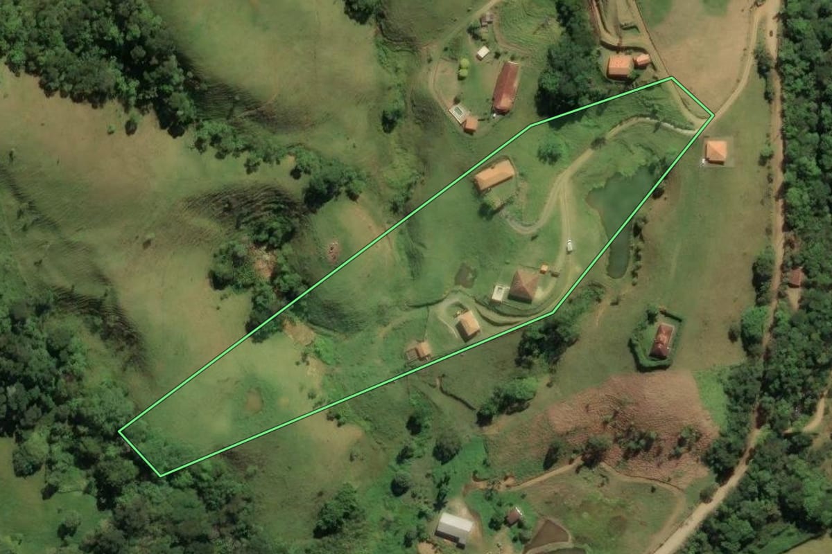Imagem de satélite do imóvel rural em São José dos Campos (SP), com o contorno declarado no CAR desenhado por cima.