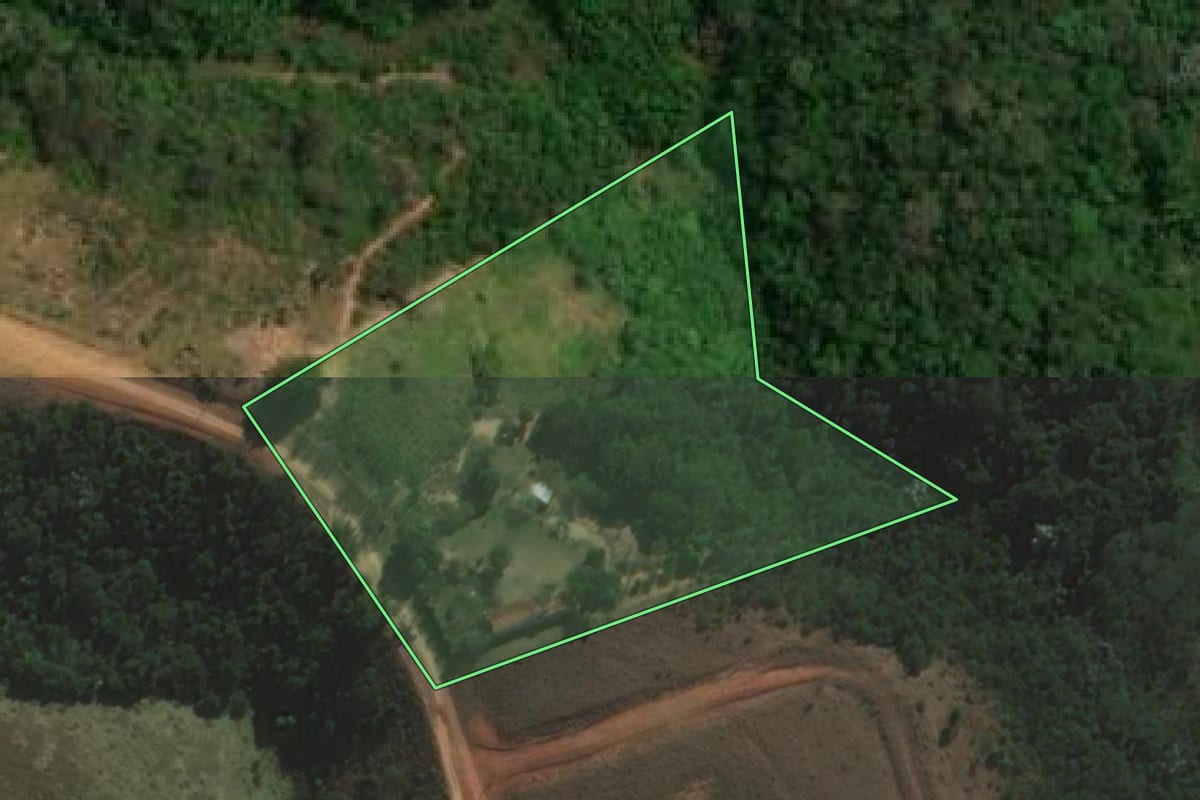 Imagem de satélite do imóvel rural em São José dos Campos (SP), com o contorno declarado no CAR desenhado por cima.