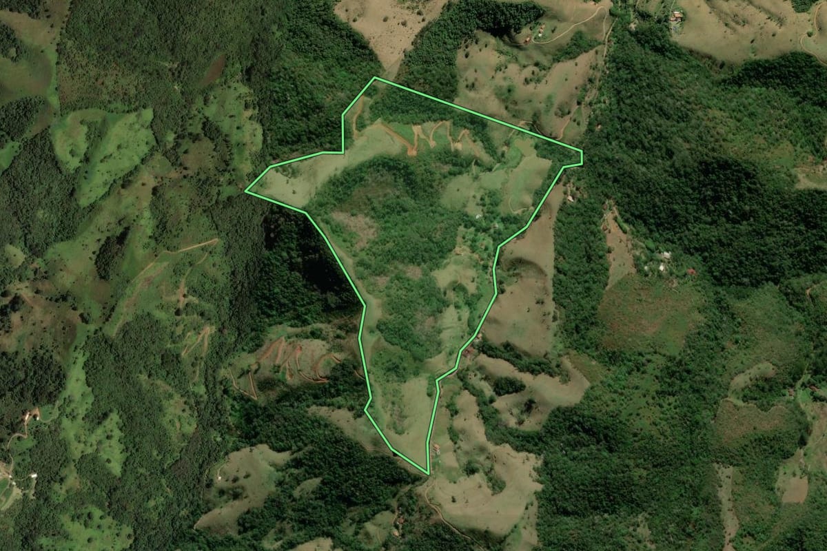 Imagem de satélite do imóvel rural em São José dos Campos (SP), com o contorno declarado no CAR desenhado por cima.