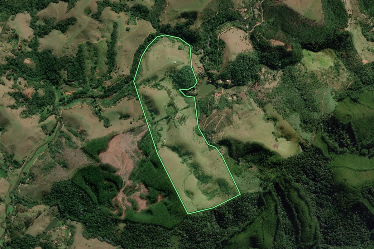 Imagem de satélite do imóvel rural em São José dos Campos (SP), com o contorno declarado no CAR desenhado por cima.