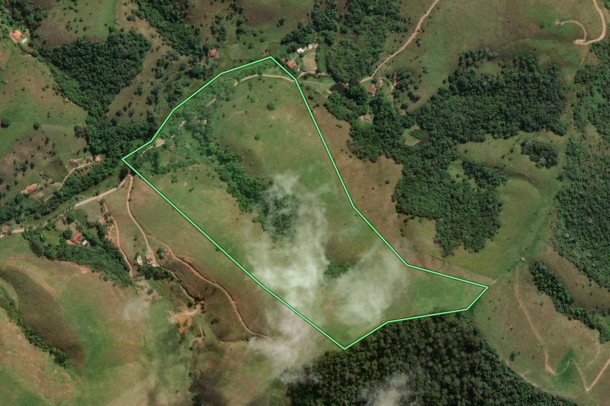Imagem de satélite do imóvel rural em São José dos Campos (SP), com o contorno declarado no CAR desenhado por cima.